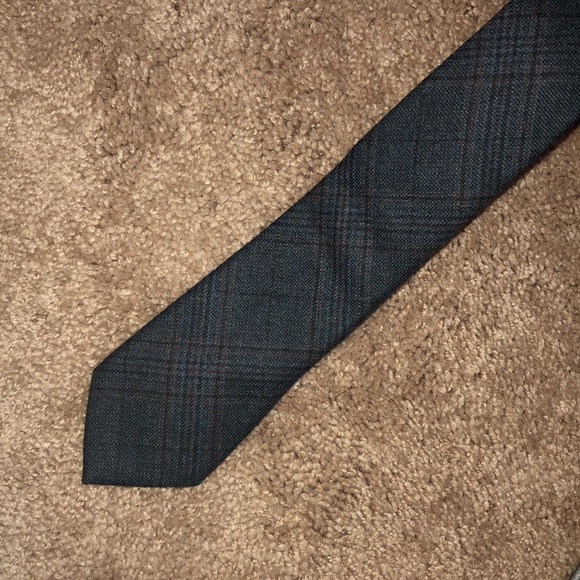 Grey Gucci Tie - Like New - Picture 1 of 2